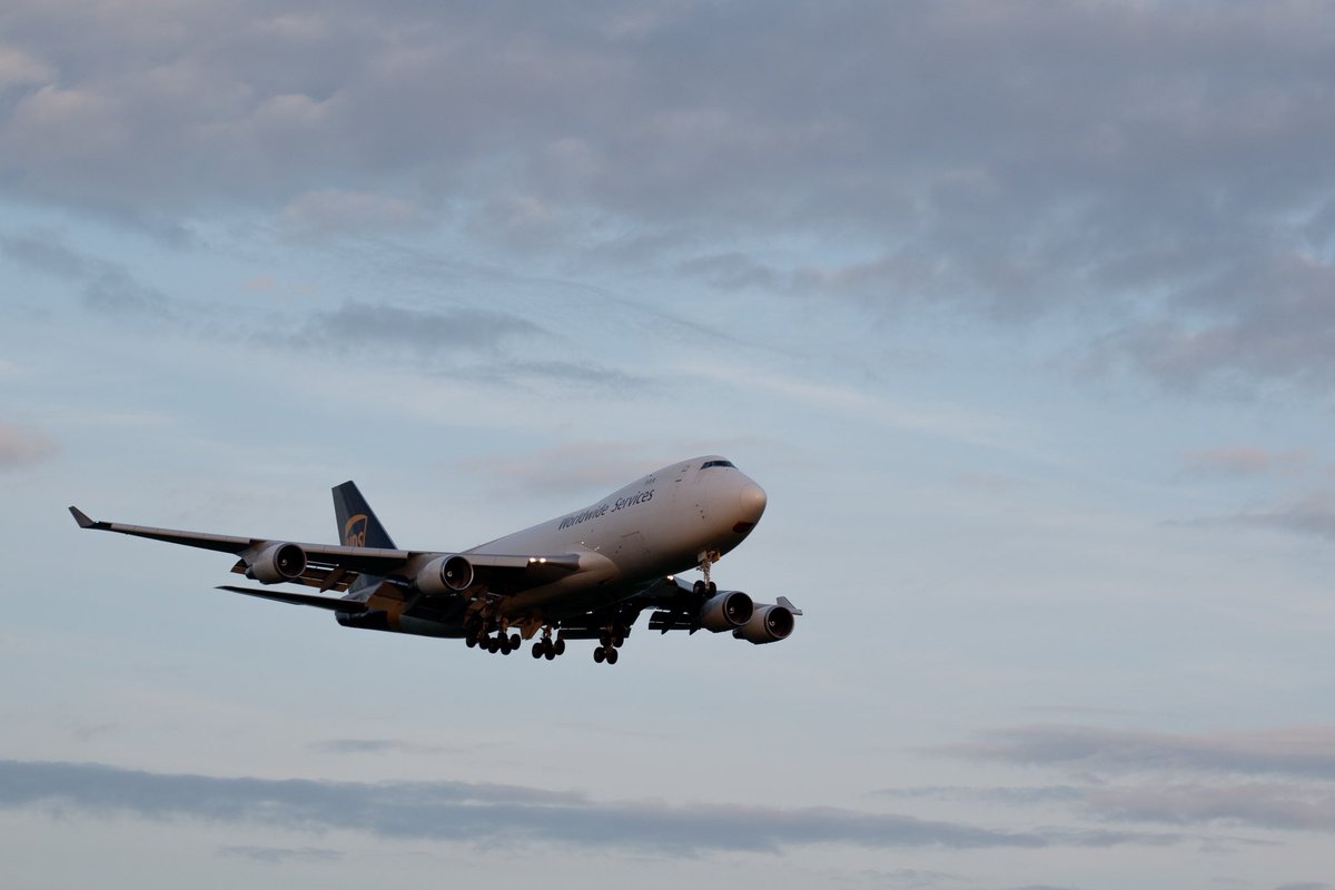 idkchxz's tweet image. Beautiful couple of planes last night (2 pics of the queen of the skies (747)) ✈️ #eastmidlandsairport #ema #egnx #Planespotting