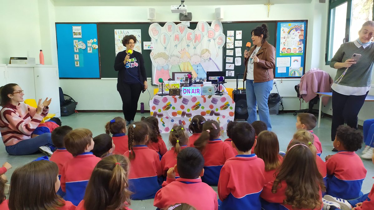 Esta mañana nuestras compañeras <a href="/AliciaPuenteC/">Alicia Puente</a> y <a href="/BelenGordo/">BelenGR</a> han estado con los peques del #ColegioVirgendelRemedio de #Alcorcon pasándolo en grandeeeee
Desde luego es un cole...¡con muuucha clase! 😜🎧