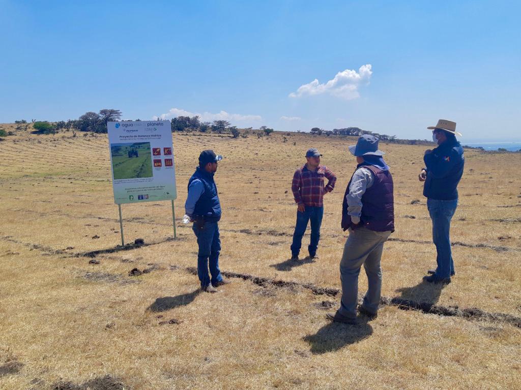 AmbienteEdomex's tweet photo. La #CGCE de la #SMAGEM, @Naturalia_AC y  @TNCLatinAmerica, realizan la supervisión del proyecto de “Conservación y Restauración Ambiental de 190 hectáreas en la #SierraDeTepotzotlán”, donde se trabaja: la restauración del suelo, protección de la flora y la fauna entre otras. https://t.co/x1exg58FE9