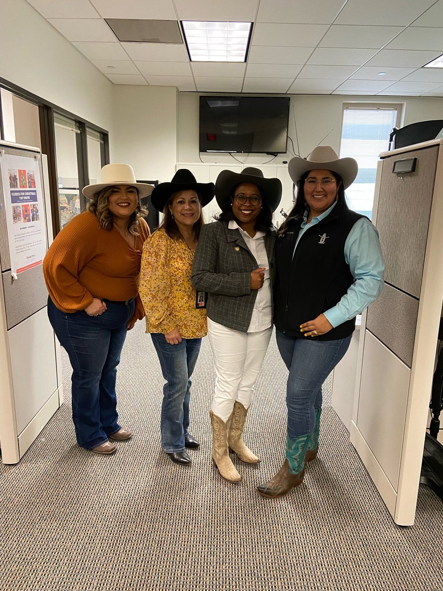 harriscotxclerk's tweet photo. Our intern @litzyrdzz_ graduates from @uhdowntown next weekend! 🎊Congrats!🎉 #uhd22 #uhdgrad #gators https://t.co/ol1612wyV6