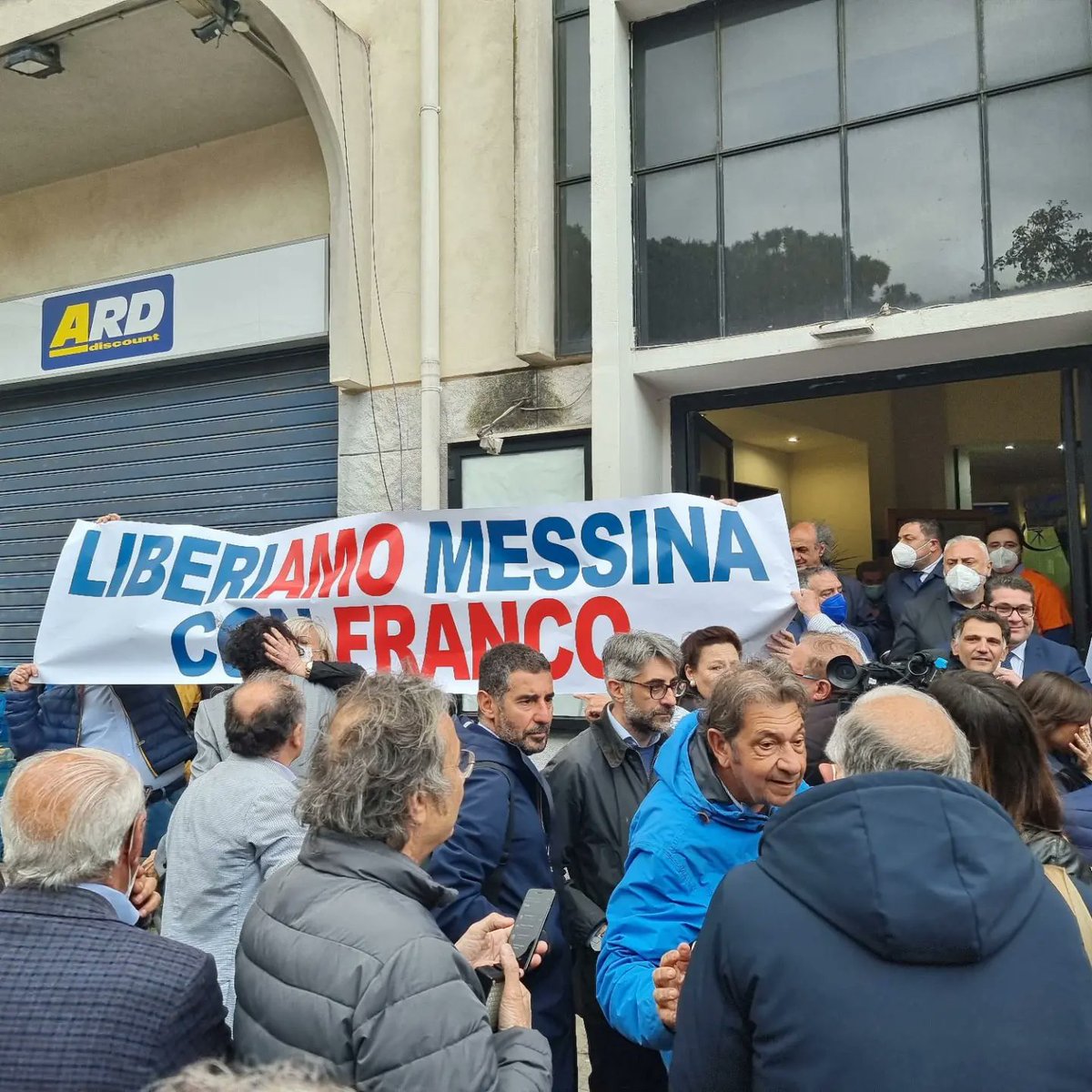FrancescoDeDom5's tweet photo. Parafrasando Yoda, il saggio di Guerre Stellari, voglio dedicare ai tanti ragazzi e alle ragazze presenti e sempre al mio fianco in questa avventura:
Provare no!
Fare, o non fare!
Non c'è provare e noi siamo qui per fare, per fare tornare a risplendere Messina, non per provare! https://t.co/08XEunlmHu