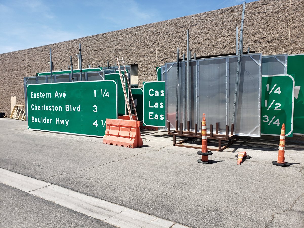 I515FixLV's tweet photo. 🎶 Sign. Sign. Everywhere a sign. 🎶

Plan your alternative routes now. 

On Tuesday, May 10 &amp; Wednesday, May 11, from 11 p.m. to 6 a.m., northbound I-515 will be CLOSED between Las Vegas Blvd and I-15 as new overhead signs are installed above the freeway. https://t.co/pK0mjrwz53