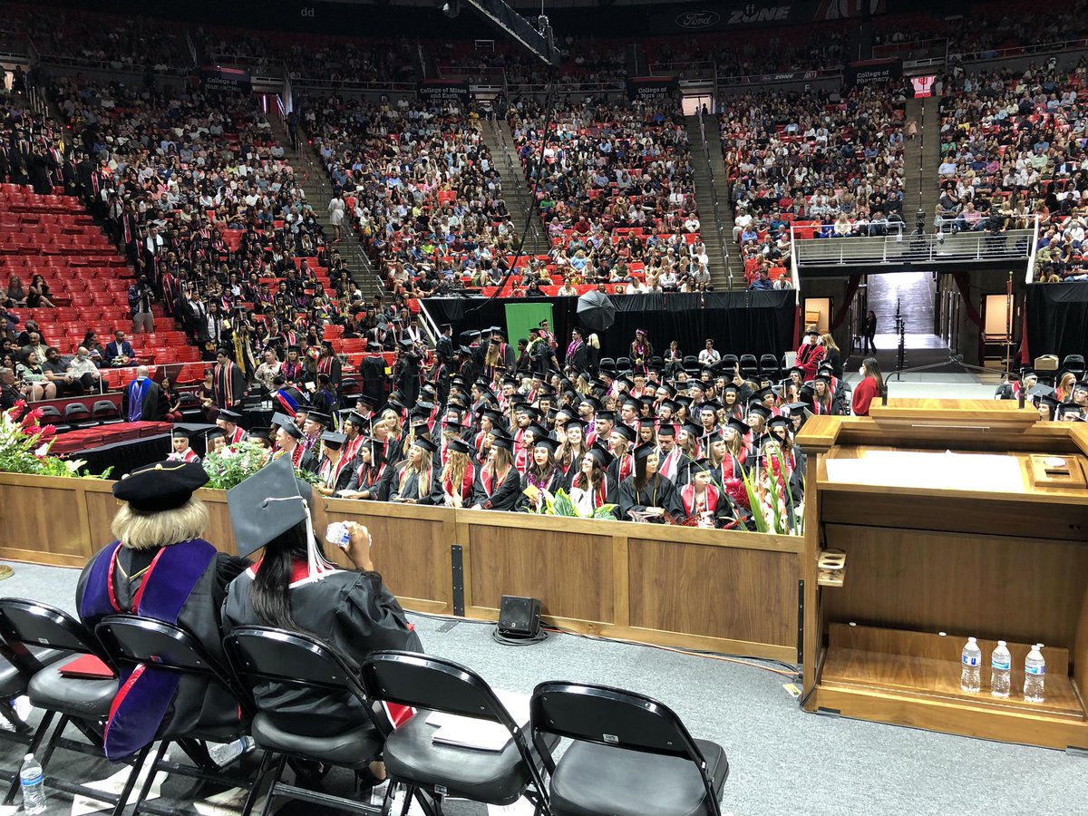 PaulHWhitePhD's tweet photo. Once again, Psychology is the top graduating major at the @UUtah. As I say in @DrPsy2010, there is no job or career in life that does not connect with psychology. Thanks to all my students in those classes, along with @DrPsyIRIRL, @DrGetWhatUWant, & in the #PPPLab & congrats! https://t.co/3wN3KYuUYE
