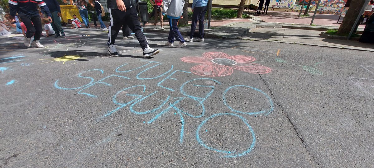 Maravillosa jornada de #RevueltaEscolar, celebrando nuestro aniversario, reivindicando #streetsforkids, espacios seguros,menos contaminados y amigables con la infancia. Gracias!
@LourdesFUHEM <a href="/afalourdes/">AFA Lourdes</a> <a href="/aso_almalatina/">Asociación Alma Latina</a> <a href="/ScoutPlaneta/">Grupo Scout Planeta 654</a> <a href="/RevueltaEscolar/">RevueltaEscolar SchoolRebellion RevoltaEscolar</a>