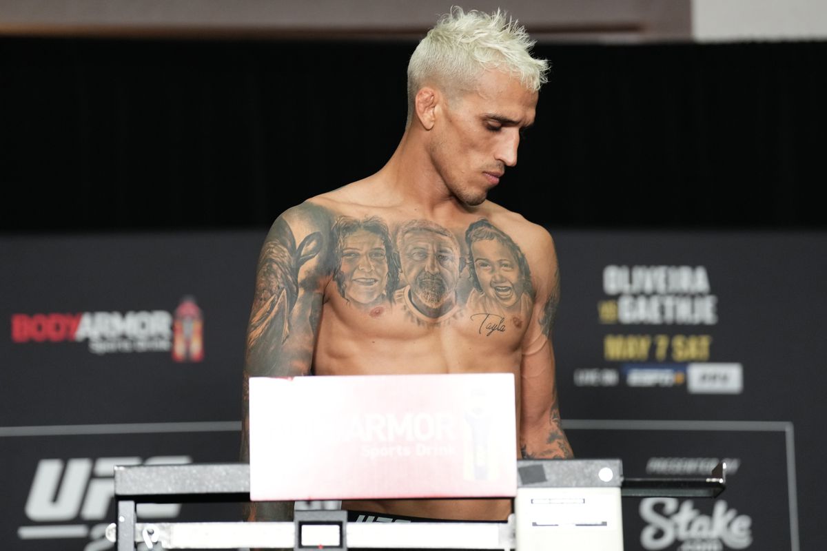 ViolentMoneyTV's tweet photo. UPDATE: Charles Oliveira REMAINS the lightweight champion, but he will be STRIPPED upon the start of his fight with Justin Gaethje at #UFC274 🚨
How do you feel about this situation? 🤔
#ViolentMoney #VMTV #UFC #MMA #CharlesOliveira #Scalegate https://t.co/Ua0Nvv4WF6