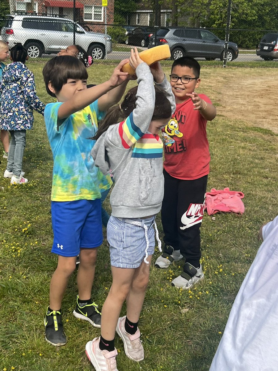CookeesITS's tweet photo. Field Day is back and it was amazing!!! So exciting to see all the #casadecooke kids, parents, and teachers having the time of their life!! Nice work PE department! @WTCookeSchool @WTSeahawksPE @KinzelAlexa @primarypeeps https://t.co/5Iaq4vXNB6