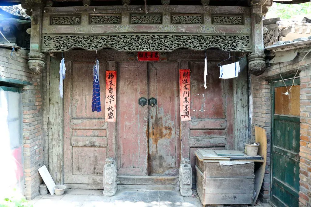 wilsonquarterly's tweet photo. In our spring issue, @KissingerInst’s Robert Daly uses the structure of traditional Chinese door couplets to examine the U.S.-China relationship. Learn more in this interactive feature: LINK #ReconcilableDifferences https://t.co/vW9RFCPEEb https://t.co/x7RLgzpccx