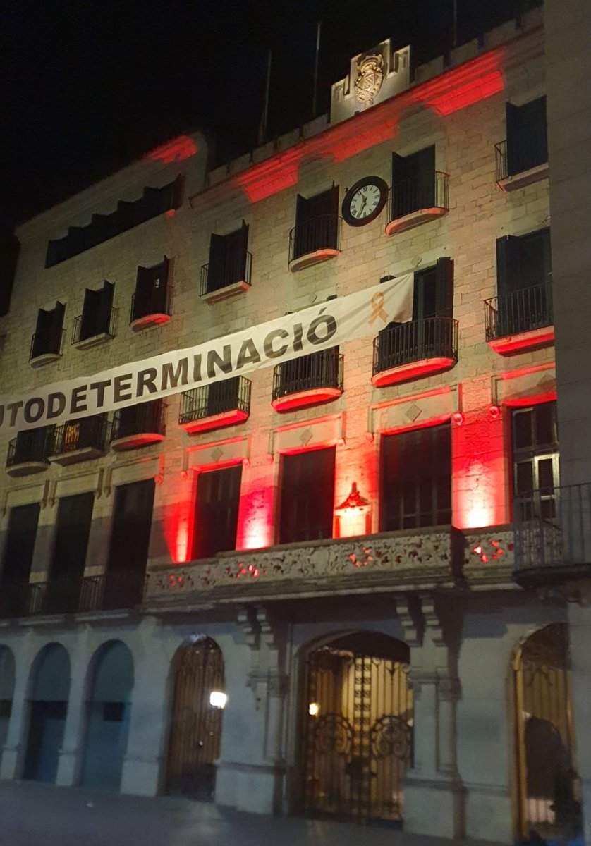 Sabeu per què aquests dies l'Ajuntament de @girona_cat s'il.lumina de vermell? ♥️

👉 Per donar visibilitat a la #InsuficiènciaCardíaca i conscienciejar de la importància de la malaltia. Acció de la Unitat d'Insuficiència Cardíaca de l'#htrueta amb les societats científiques.