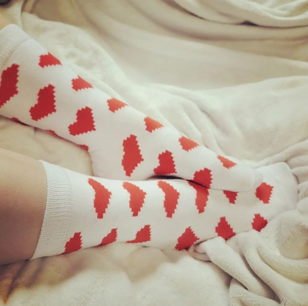 DaisyMeadows34's tweet photo. Loving these heart socks ❤️ 💋 😘 wanna help me take them off baby?? #nursesocks #Feet #socks #feetِ https://t.co/mBHJol7yZO