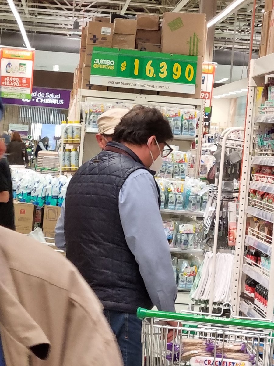 jel6071's tweet photo. Miren al alcalde Jadue comprando a las 4 de la tarde en el centro capitalista de consumo, el Jumbo.
Igual me pregunto a esa hora no debería estar trabajando? https://t.co/UCct8XidWI