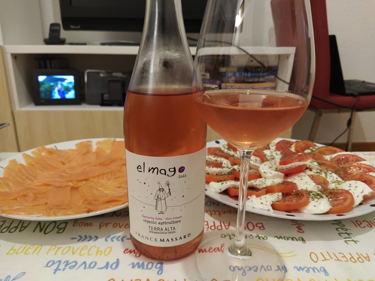 Con este tiempazo la vida se nos muestra de color rosa. Una vida sabrosa y ligera. Ensalada Caprese y Salmón Ahumado. Y muchas flores, fruta roja fresca. Sutil y delicado. La vie en rose 😍 🍷 El Mago Rosado 2021 🍇 #garnacha 🍇 @FranckMassard @doterraalta @wineissocial