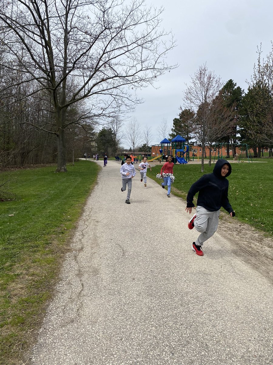 ret1974's tweet photo. #2KLoop in the @MasseyStreet_PS forest Grade 2s and 3s today. #DPAinPDSB @PeelSchools @hpe4pdsb https://t.co/YMSEMTUkUH