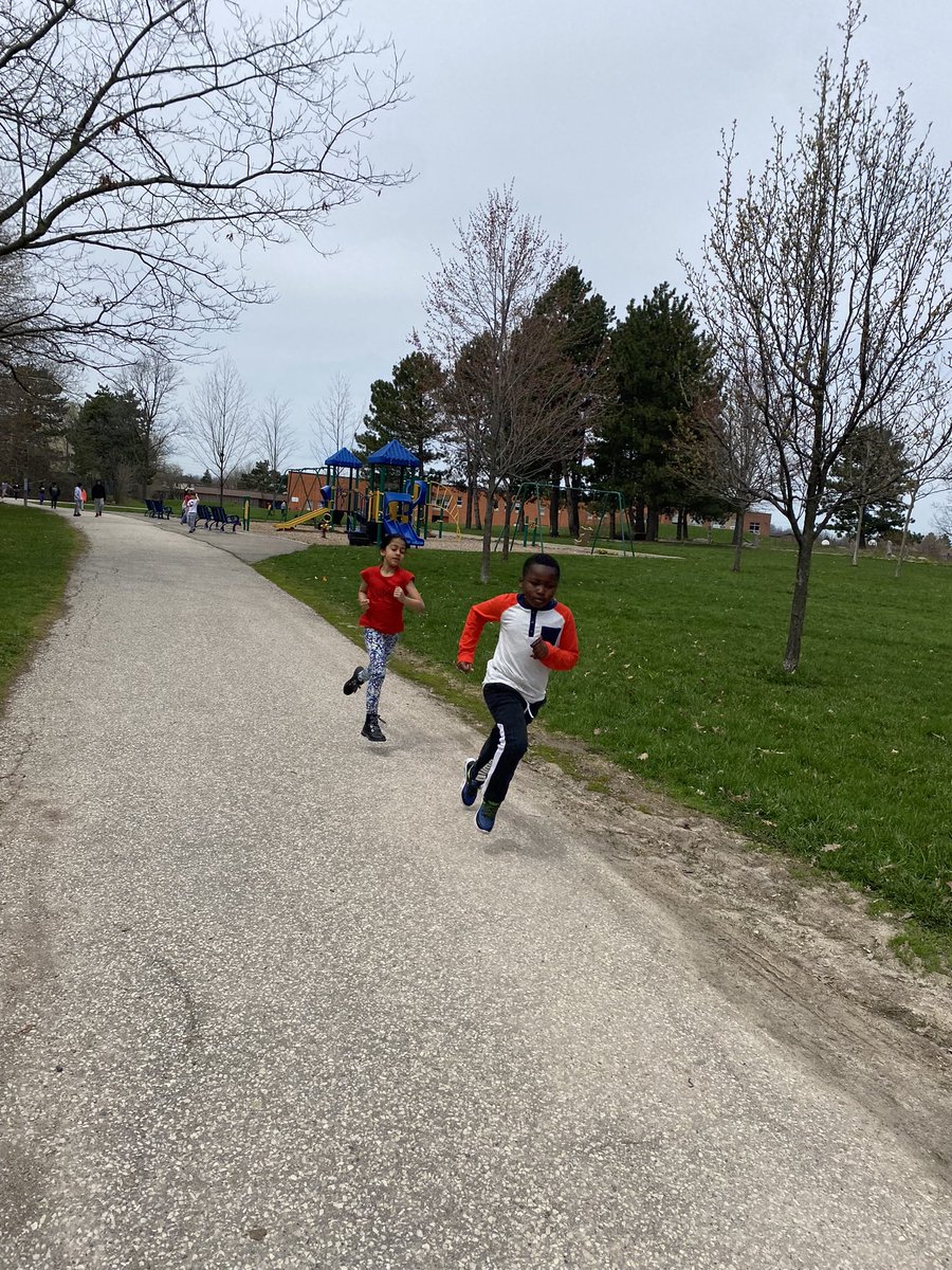 ret1974's tweet photo. #2KLoop in the @MasseyStreet_PS forest Grade 2s and 3s today. #DPAinPDSB @PeelSchools @hpe4pdsb https://t.co/YMSEMTUkUH