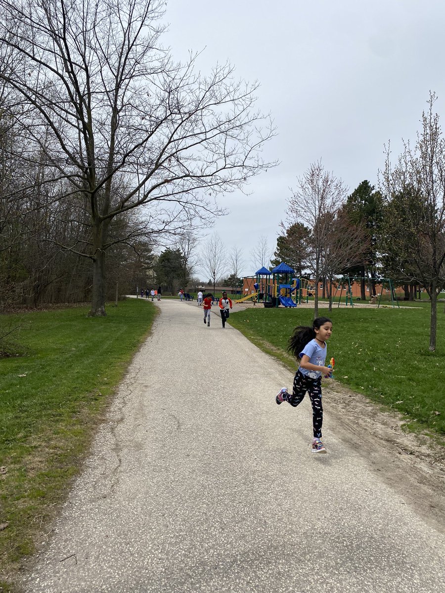 ret1974's tweet photo. #2KLoop in the @MasseyStreet_PS forest Grade 2s and 3s today. #DPAinPDSB @PeelSchools @hpe4pdsb https://t.co/YMSEMTUkUH