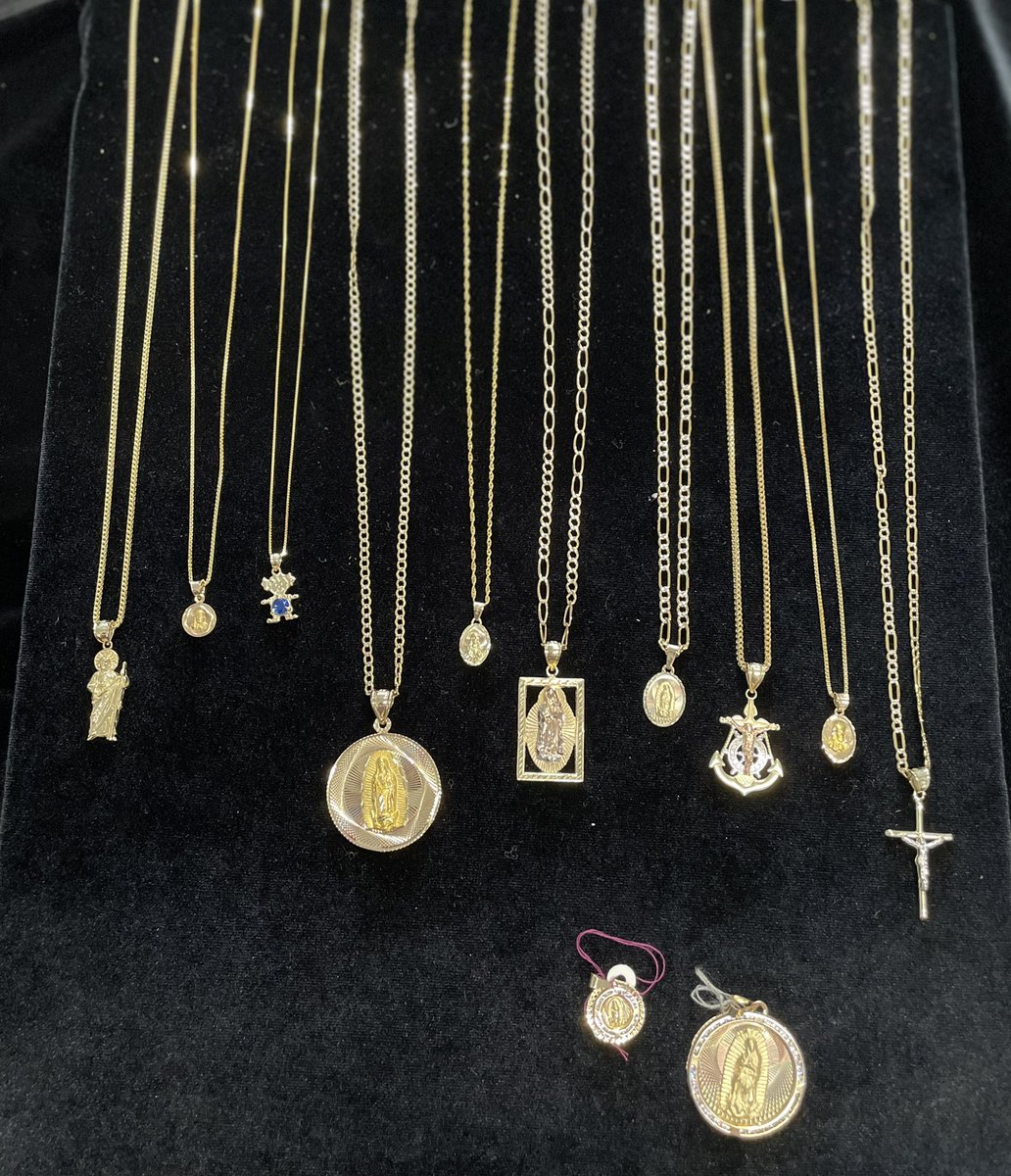 VenegasNatalie's tweet image. 50% off all gold and silver guys! Mothers days coming up you know your mom deserves some gold✨ 
#businessthread ✨ DM me for prices 😊
