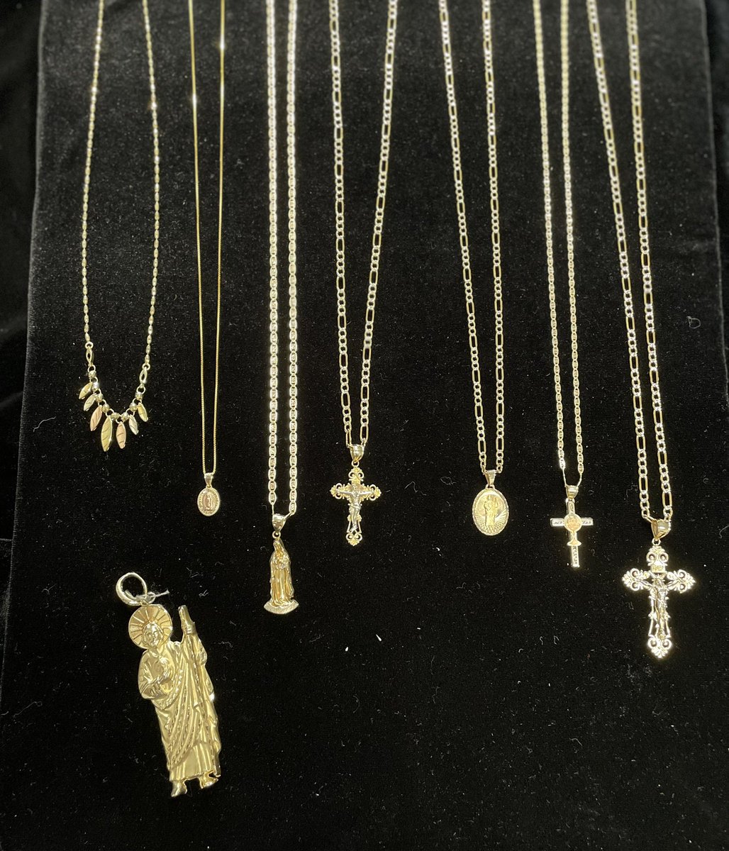 VenegasNatalie's tweet image. 50% off all gold and silver guys! Mothers days coming up you know your mom deserves some gold✨ 
#businessthread ✨ DM me for prices 😊