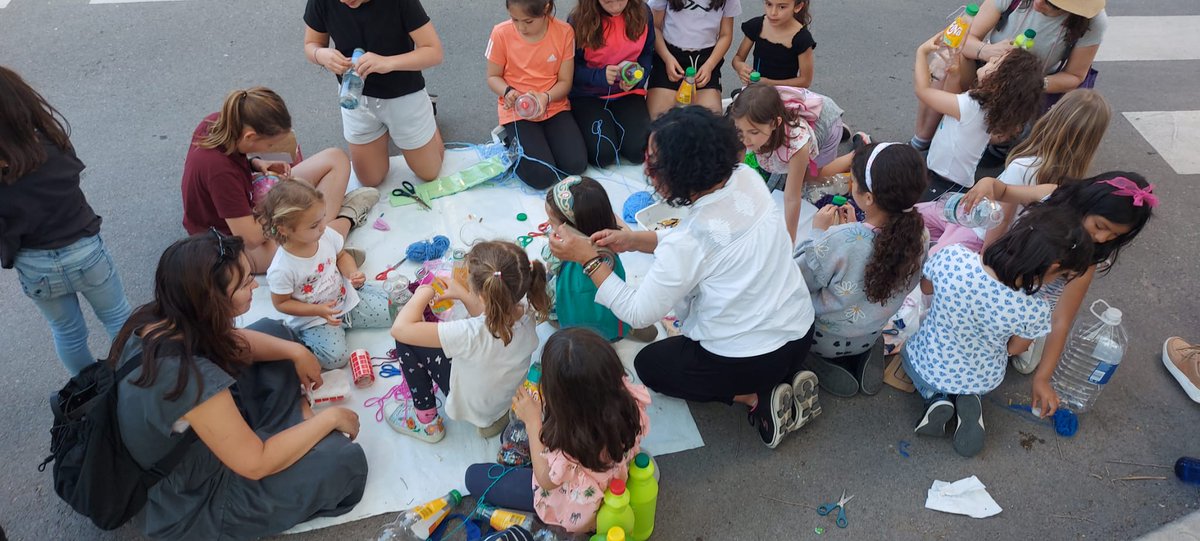 MXCLourdes's tweet photo. Maravillosa jornada de #RevueltaEscolar, celebrando nuestro aniversario, reivindicando #streetsforkids, espacios seguros,menos contaminados y amigables con la infancia. Gracias!
@LourdesFUHEM @afalourdes @aso_almalatina @ScoutPlaneta @RevueltaEscolar https://t.co/gu3Kb3hlk3