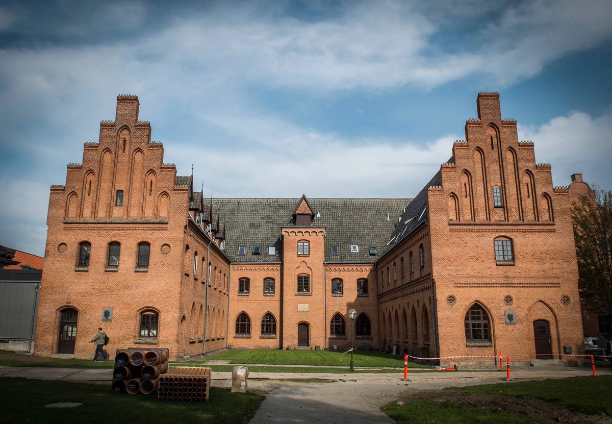 kamransarwar's tweet photo. Da vi flyttede til Ringsted, tænkte vi også på privatskole til drengene.
Vi overvejede blandt andre #Herlufsholm.
Vi var tæt på at vælge skolen. Men lod så være.
Det var ligeved og Næstved…..som man siger.
#pyha #dkpol #dkmedier https://t.co/SRyxlOfy1P