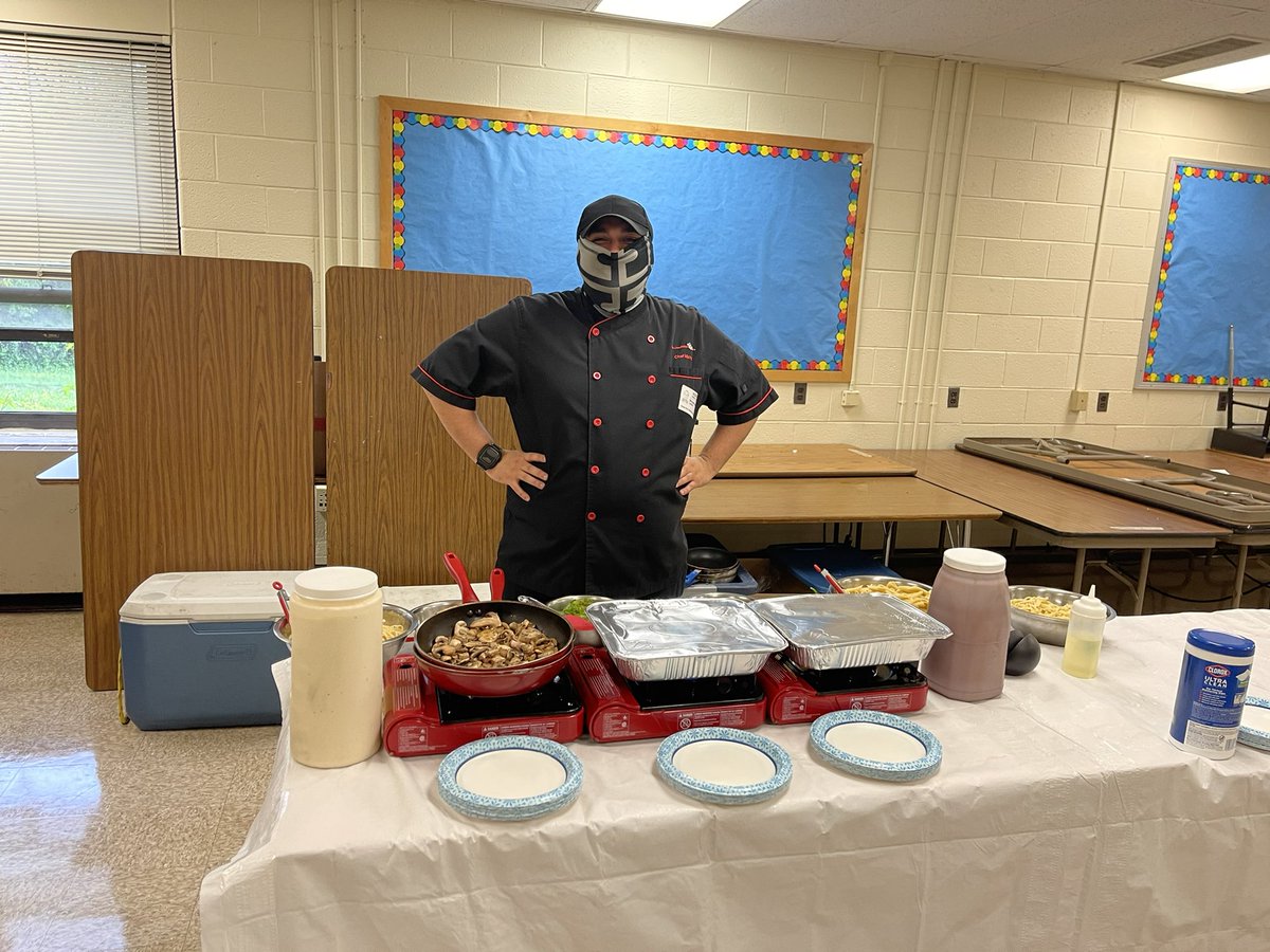 GNSES_PGCPS's tweet image. What an end to #TeacherAppreciationWeek2022!  Shout out to the #pastachef #bayssofticecream for ending our teachers week with a bang!  #thankful