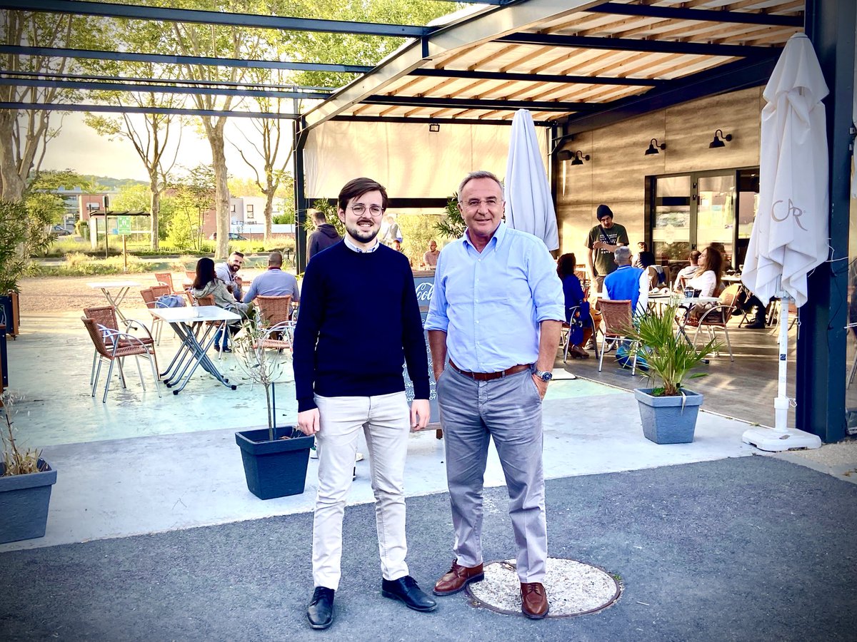 MA_Jamet's tweet photo. En 5 ans de mandat, jamais vu ⁦@BQuestel⁩. ⁦Aujourd’hui @p_brun⁩, le candidat de la Gauche, travailleur, compétent, sincère, dès sa candidature annoncée, était ⁦@valdereuil_info⁩ pour s’informer des grands dossiers de la Ville et proposer son aide. 2 approches ! https://t.co/T0uCseoZze
