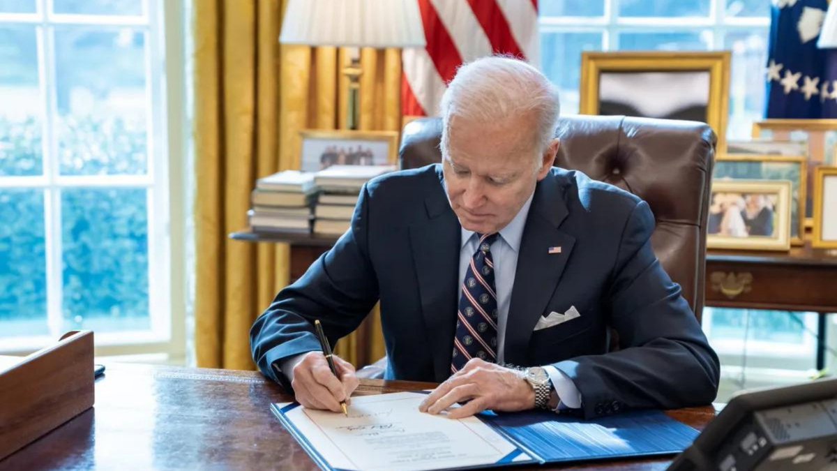 QRLedger's tweet photo. 1️⃣ Post-quantum security is becoming increasingly urgent, as evidenced by President Biden's signing of a National Security Memorandum to tackle quantum computer threats. This urgency is shared by Google, JP Morgan &amp; many others.

#Blockchain needs to prepare. $QRL is ready 💻🧵⤵️ https://t.co/rYPxXv266Q