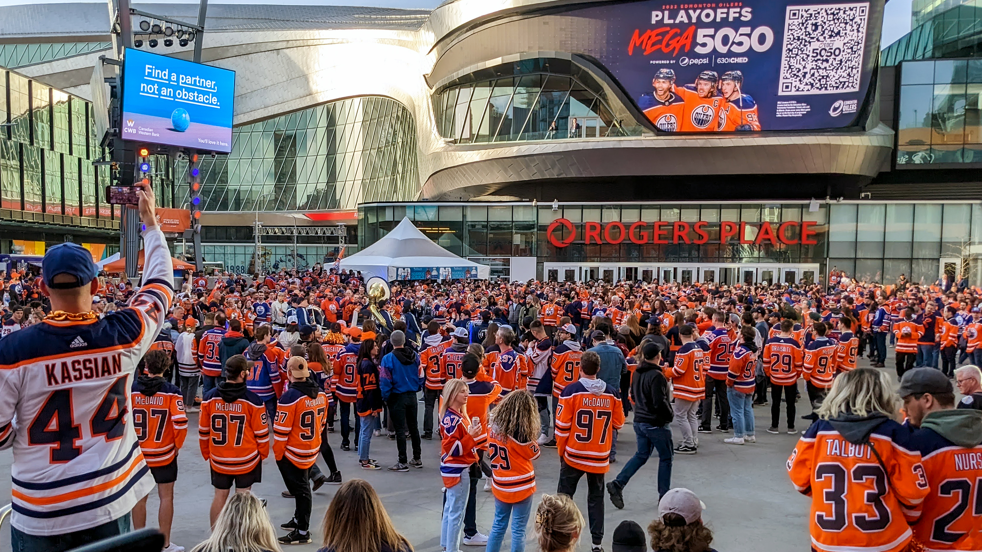 Photos: Oilers fans take part of Fan Day in Ice District