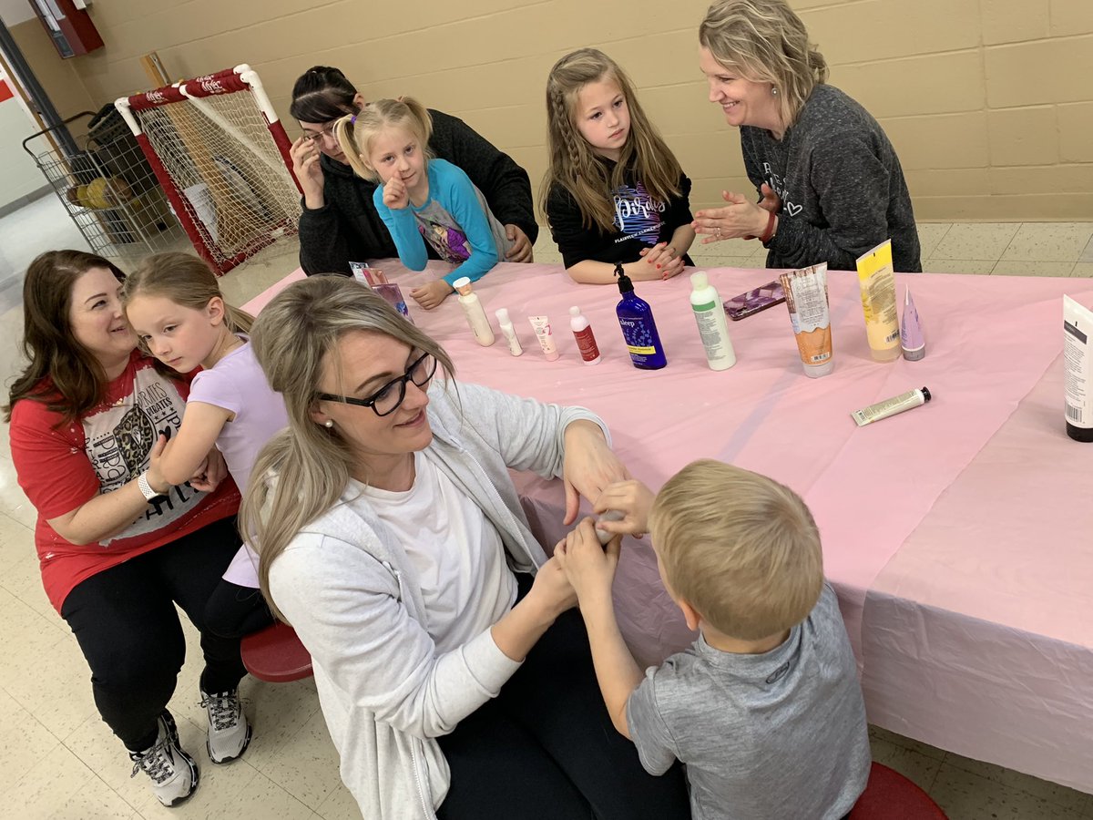 PatsyRasmusse11's tweet photo. @PHSPiratePride Lots of pampering for these beautiful grandmothers/mothers today. They all were glowing when they left this afternoon.   Thank you kindergartners!! #maforspa https://t.co/BUphgmf1Uf