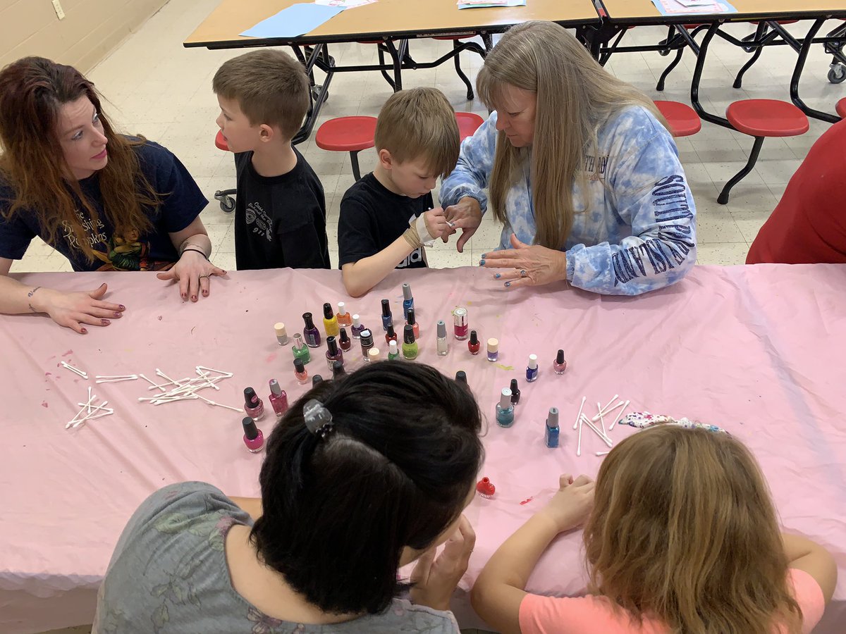 PatsyRasmusse11's tweet photo. @PHSPiratePride Lots of pampering for these beautiful grandmothers/mothers today. They all were glowing when they left this afternoon.   Thank you kindergartners!! #maforspa https://t.co/BUphgmf1Uf