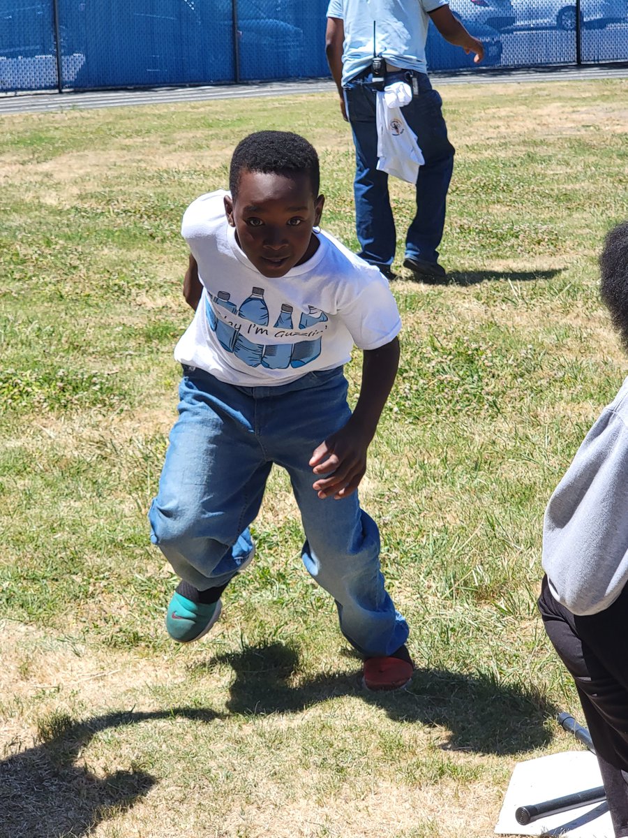 rafer_school's tweet photo. What a way to end a week of testing! School-wide softball match. Everyone put on their "Everyday I'm Guzzlin'" shirts purchased w/the grant from the @_KFHC  and did the best they could while still having fun and cheering others on! ⚾️ https://t.co/d980EdDehs