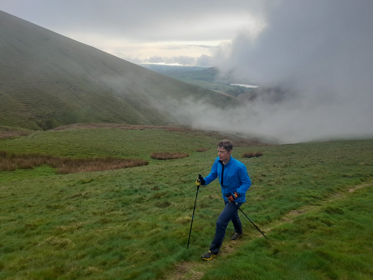 John Kelly looks like he will break the Wainwright Round record tomorrow night. I was with him this evening on the Northern Fells, he was still moving strongly but at times in a lot of pain. Not happy we did not have any salt and vinegar crisps. live.opentracking.co.uk/jkw2022/