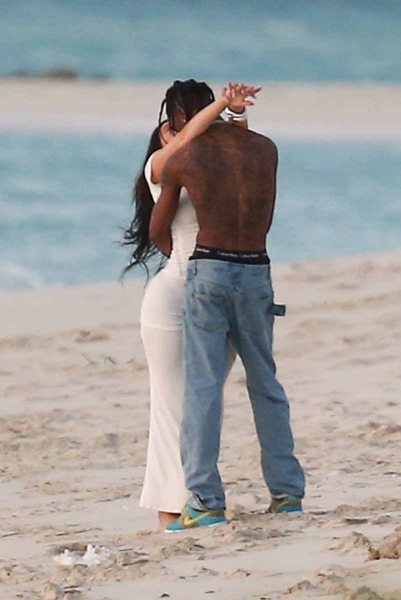 POMBINHOS! 🕊

Kylie e Travis foram flagrados agarradinhos essa semana curtindo a praia em Turks &amp; Caicos!