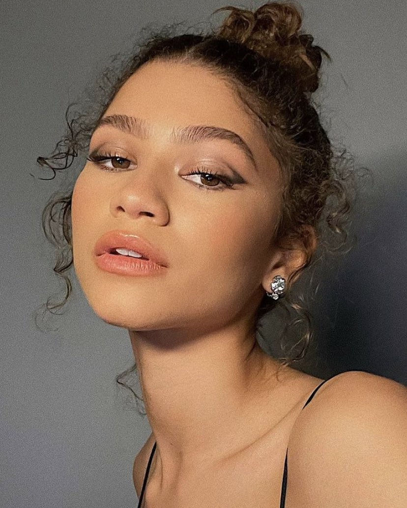 Critics Choice Awards ‘21. 
  Look 1.