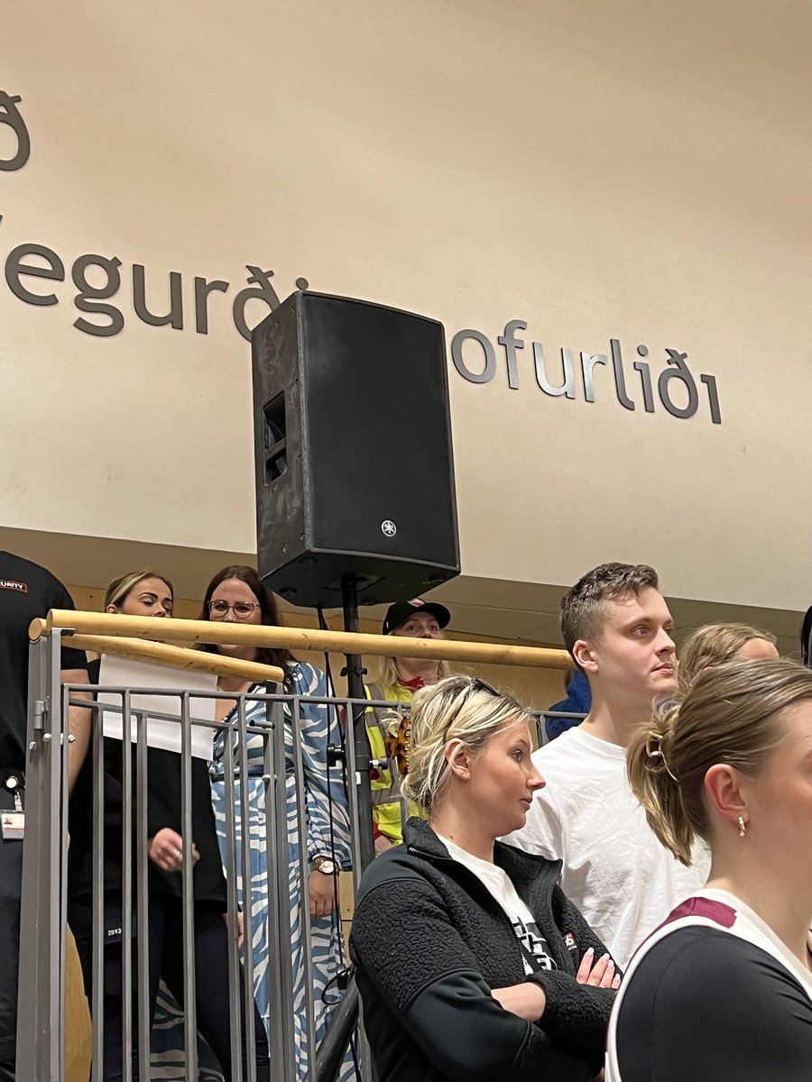 hugihall's tweet photo. Til hamingju Valur með sorglegasta move sögunar. Hljóðnemi á sínum stuningsmönnum og spila það í hátalarakerfinu 🤣🤣#þiðeruðfasteingafélag https://t.co/6pxMDtNXZ0
