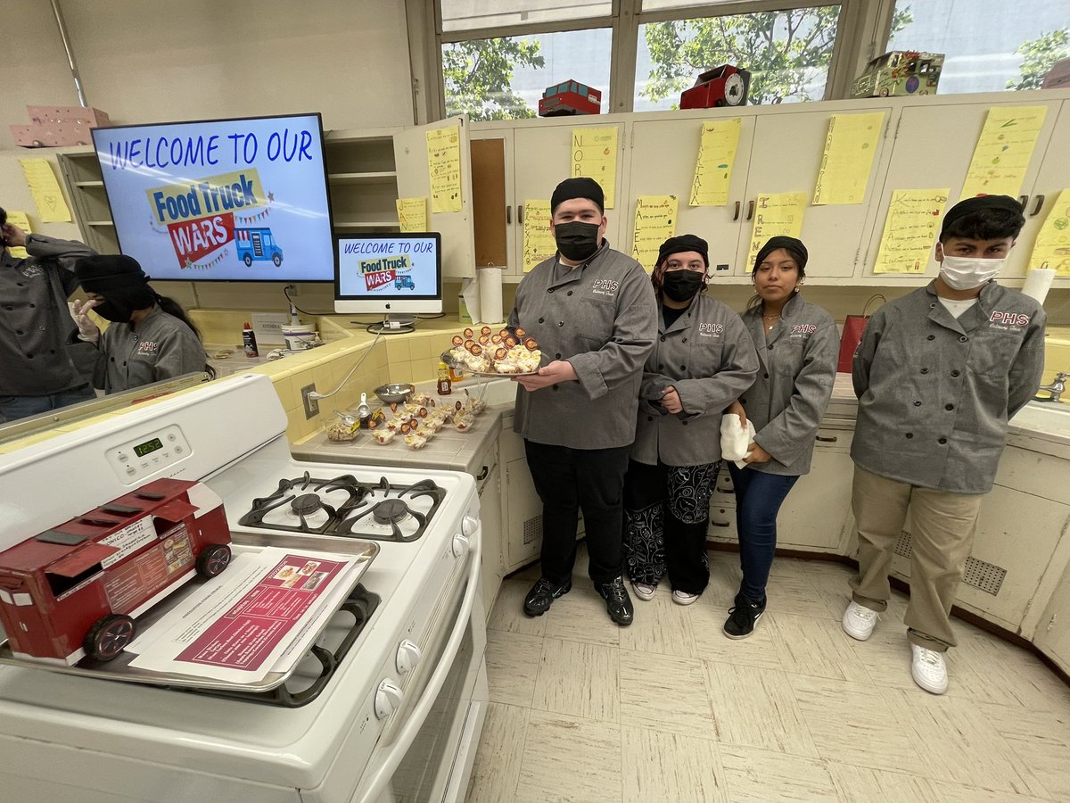 Yu27G's tweet photo. Food Truck Wars happening right now @ParamountUSD with our period 5 Food Service Managements student chefs @PiratesPHS. Each team @PUSD_CTE designed their menu, food truck and business plan! #ThisIsCTE #WeArePUSD https://t.co/9xpg05Oyta