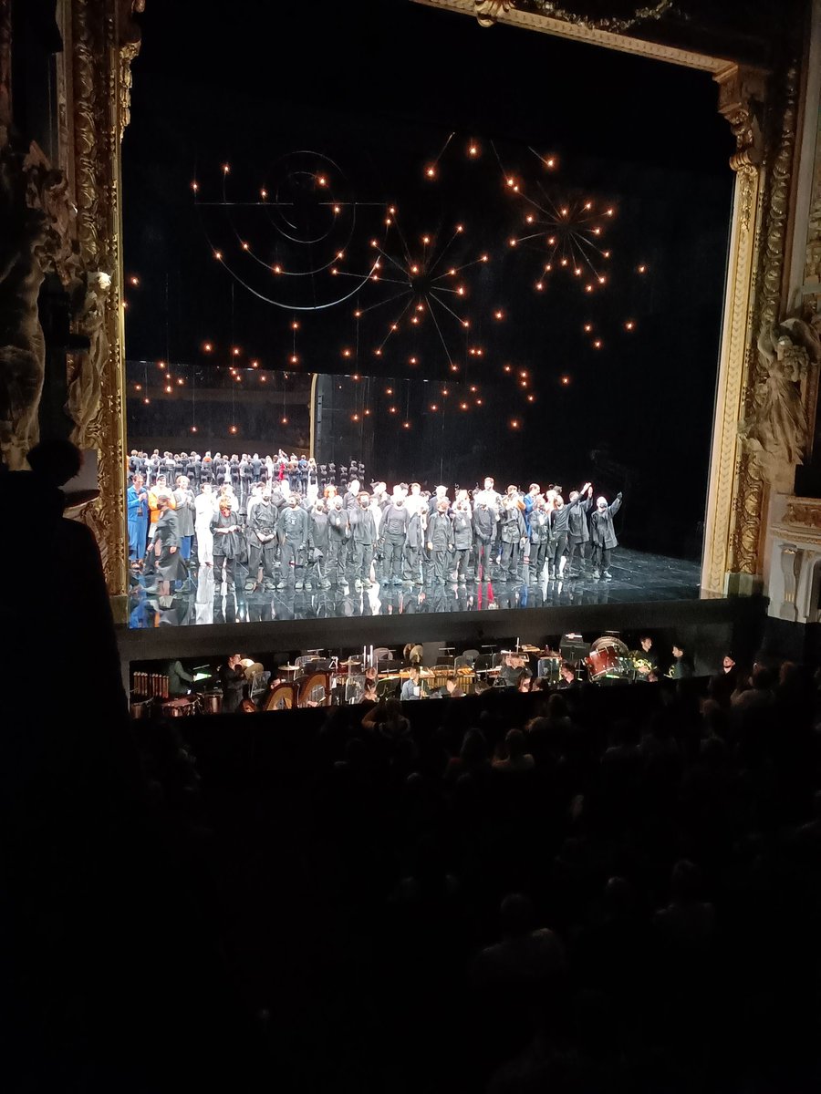 CaroPerrot's tweet photo. Rare hommage aux techniciens à la première du Songe d'une nuit d'été @operalille , qui met en branle toute la machinerie théâtrale. Un spectacle déjanté et jubilatoire ... https://t.co/bvOTFUZWIM