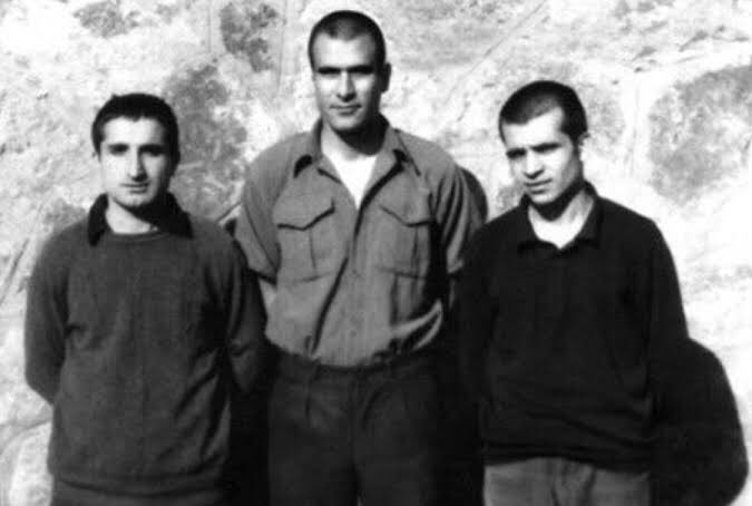 Yangınlı ufukların dumanlı perdesinde
mızrakları, göğü yırtan atlılar koşuyor!

Yaşasın Tam Bağımsız Türkiye! #6MAYIS