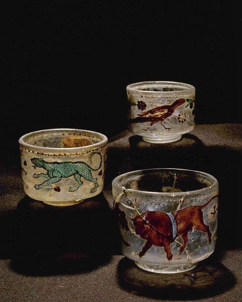 redhistoria's tweet photo. ¿Os acordáis cuando cierta marca de crema de cacao venía en vasos con motivos decorativos? Pues mirad:
Copas romanas encontradas en Dinamarca en la tumba de un hombre rico. Siglo II - III d.C. https://t.co/GXRmkNZkuV