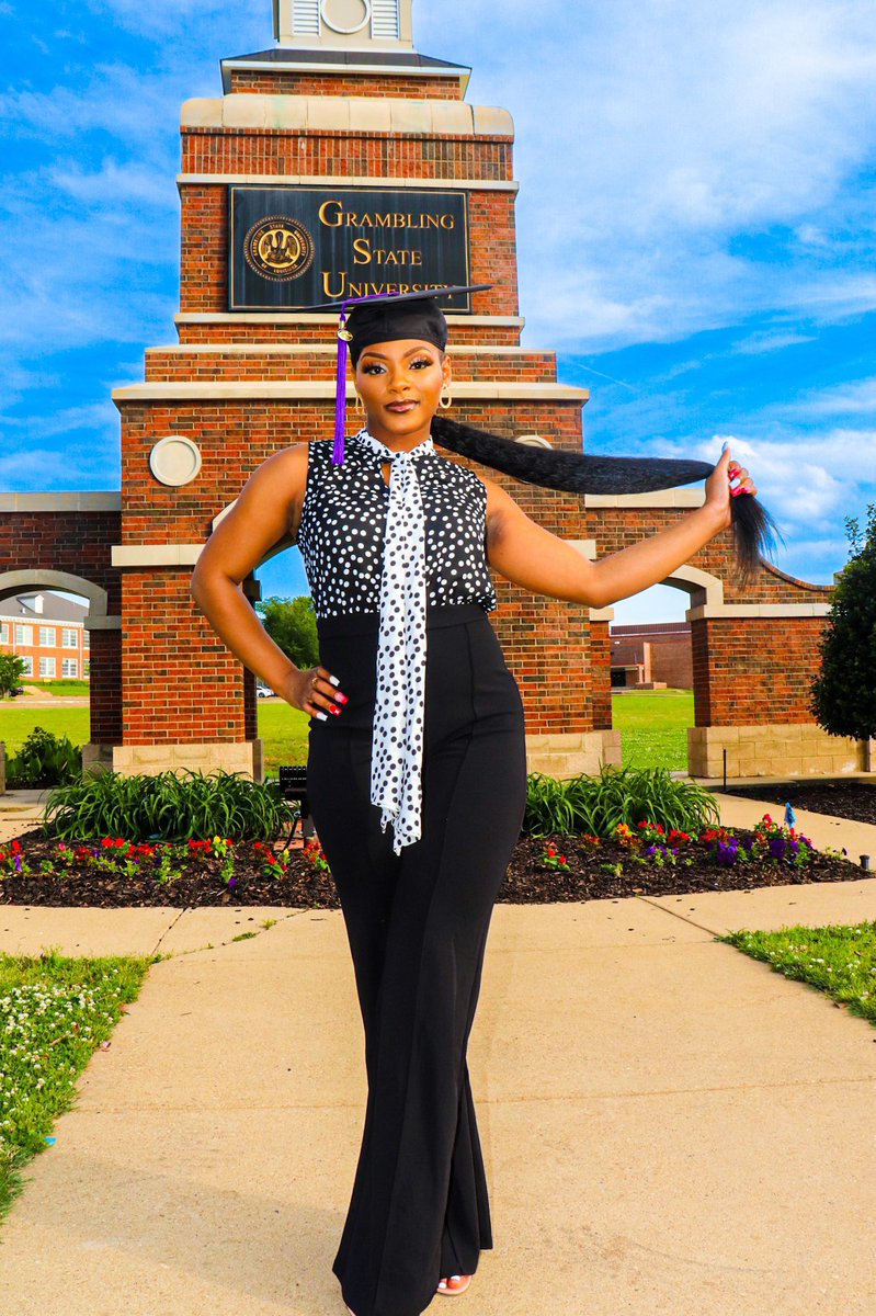 ____Puddin's tweet photo. I’d personally like to thank me for this B.S 🎓🥳                                                        #GramFam22 #gradszn https://t.co/CULNnom4MB