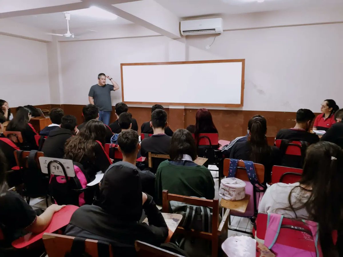 redescoolpy's tweet photo. Esta tarde compartimos un tema muy importante con alumnos del colegio San Blas de #CDE 
Hablamos sobre el #Bullying 🚫 https://t.co/kR9OsYq9Wk