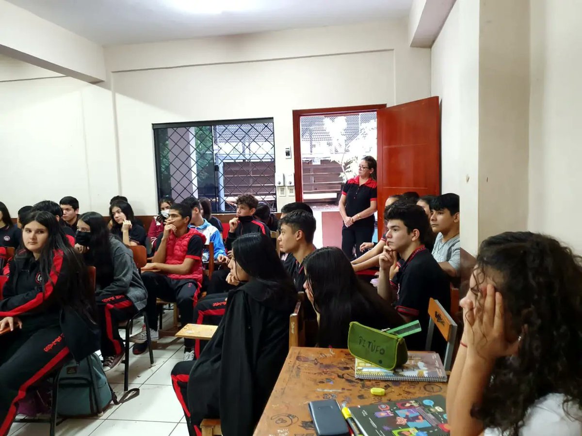 redescoolpy's tweet photo. Esta tarde compartimos un tema muy importante con alumnos del colegio San Blas de #CDE 
Hablamos sobre el #Bullying 🚫 https://t.co/kR9OsYq9Wk