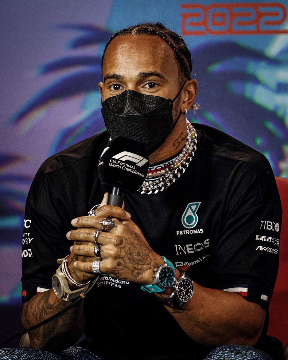 La noticia de hoy es : la FIA dobla las manitas y dejará correr a Hamilton con joyería, que no le veo ningún inconveniente que corra con joyería, pero se ve muy débil doblando las manos ante la situación 🤷🏽‍♂️ #MiamiGrandPrix