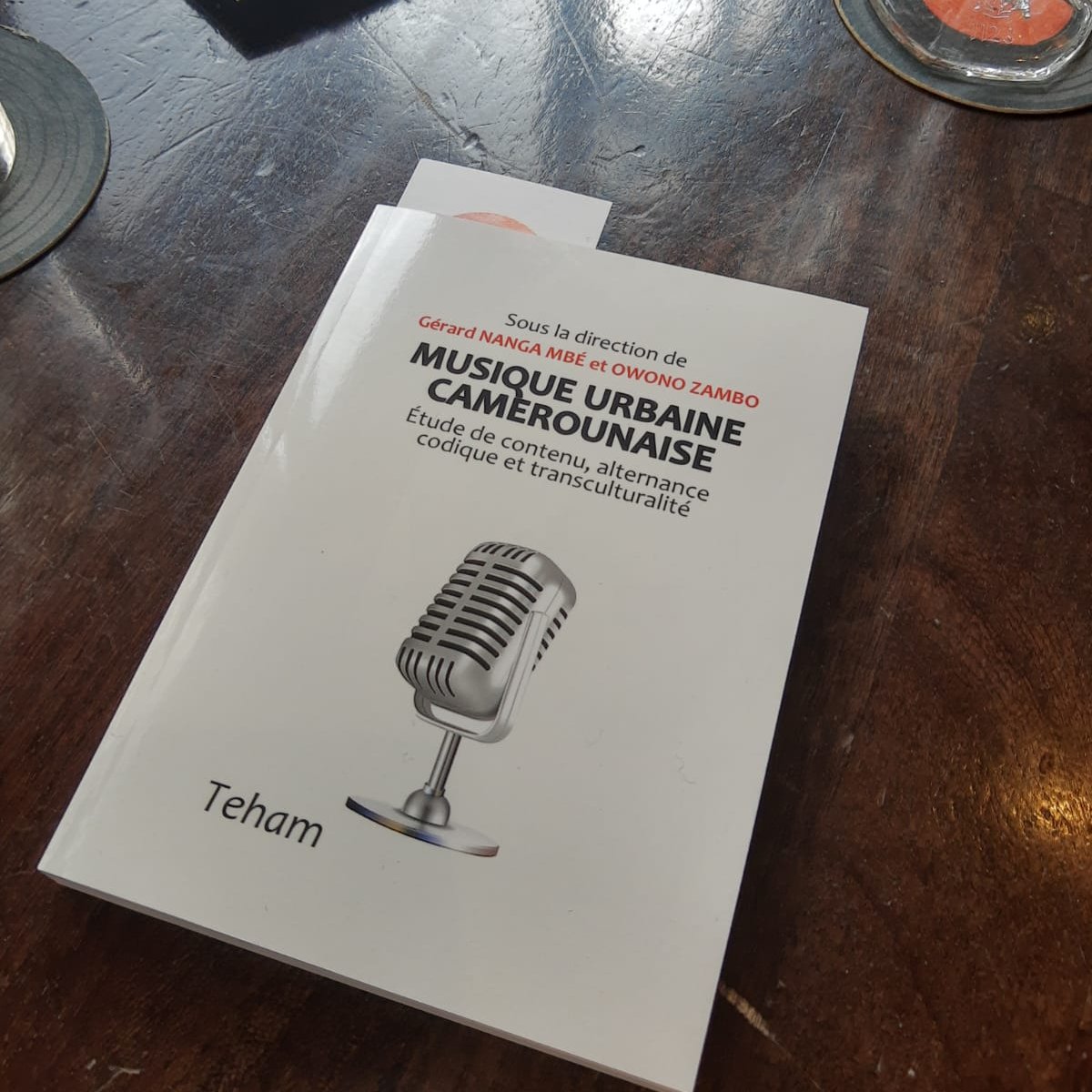 tehameditions's tweet photo. 📖'Musique urbaine camerounaise' est un essai collectif d'universitaires qui analysent l'usage des langues dans l'univers musical camerounais.🇨🇲
📍En vente dans nos points de vente et dans l'e-shop 👉🏿https://t.co/En0Op4EeAr
#musique #tehameditions #maisondelarenaissance https://t.co/u6LJzFbxs2