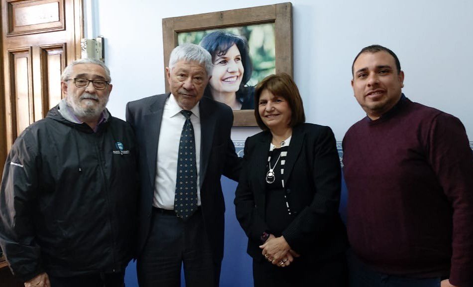 PatoBullrich's tweet photo. Con Dante Camaño y Maxi Nieva, de @UTHGRACabaOk, intercambiamos ideas y propuestas para volver con fuerza a la cultura del trabajo. ¡Vamos por una Argentina con un sistema productivo y laboral moderno y eficiente! https://t.co/spJqmWr5xX