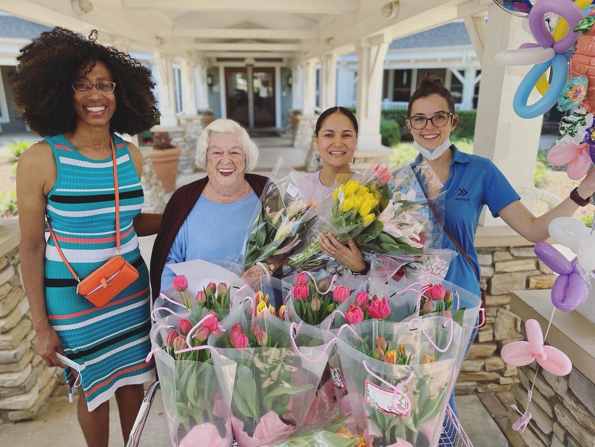 AustinCSI's tweet photo. Happy Mother’s Day Weekend 💐 Our wonderful consultants raised funds to spread joy with flowers & baked goods to not one but TWO senior living centers in DFW, Grand Brook Memory Care & Sunrise Living. Hope y’all have a wonderful weekend!
#mothersday #lifeataustincsi https://t.co/tgwWDLIhYG