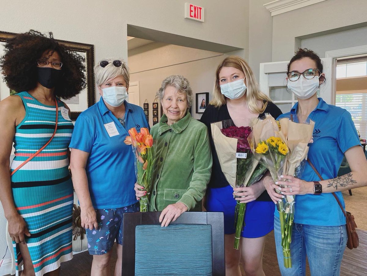 AustinCSI's tweet photo. Happy Mother’s Day Weekend 💐 Our wonderful consultants raised funds to spread joy with flowers & baked goods to not one but TWO senior living centers in DFW, Grand Brook Memory Care & Sunrise Living. Hope y’all have a wonderful weekend!
#mothersday #lifeataustincsi https://t.co/tgwWDLIhYG