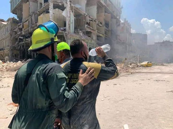AleLRoss198's tweet photo. No hay tiempo para el descanso, nuestro rescatistas, bomberos y policías están en el lugar en labores de rescates. Mis respetos para estos cubanos que salvan vidas, son un ejemplo. #FuerzaCuba #HotelSaratoga #Cuba https://t.co/NF6k9eKdsR