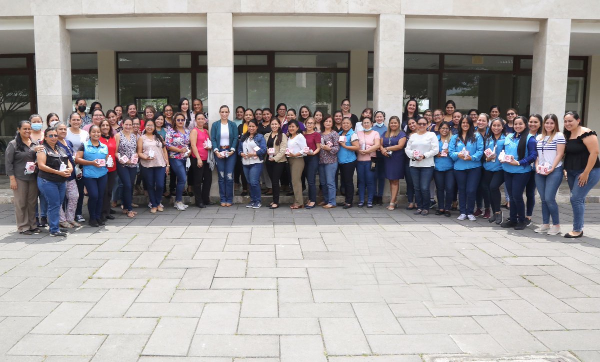 Arcsa_Ec's tweet photo. ¡#Arcsa celebró a las mamás! Colaboradoras de la Agencia se dieron cita este viernes en un emotivo evento para celebrar el #DíaDeLaMadre de forma presencial, luego de dos años de pandemia.  Las mamitas de #Arcsa disfrutaron de mariachis y muchas sorpresas 🙌💯. 

¡Felicidades! 🫶 https://t.co/U18sikLsMg