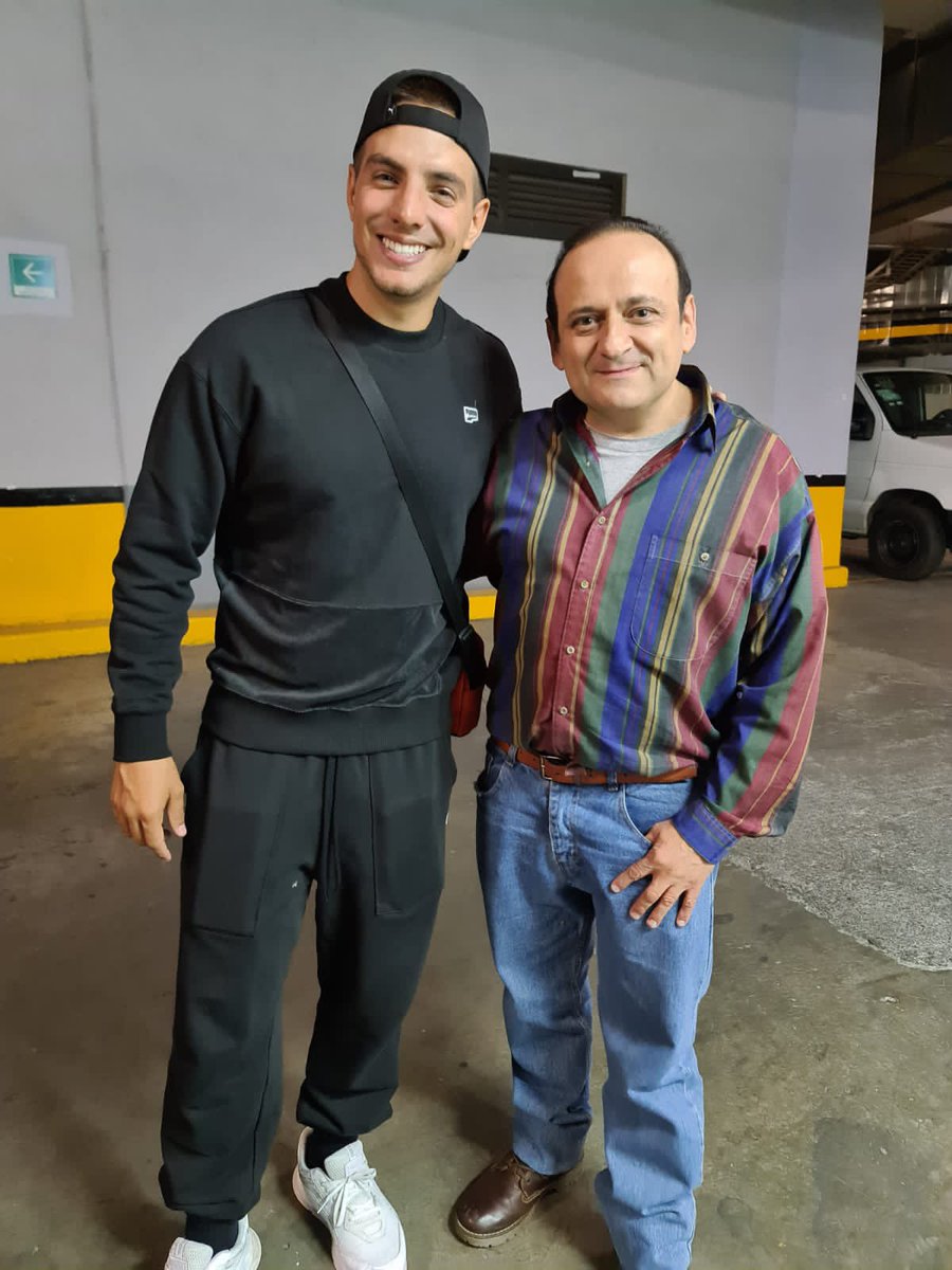 laloespana's tweet photo. Lo cargaba cuando era un niño y hoy me dio un enorme gusto saludarlo en el set… Me veo un poco más bajito por el encuadre de la foto. 😂 Mi querido @vadhirderbez https://t.co/48dL9Vz7vG