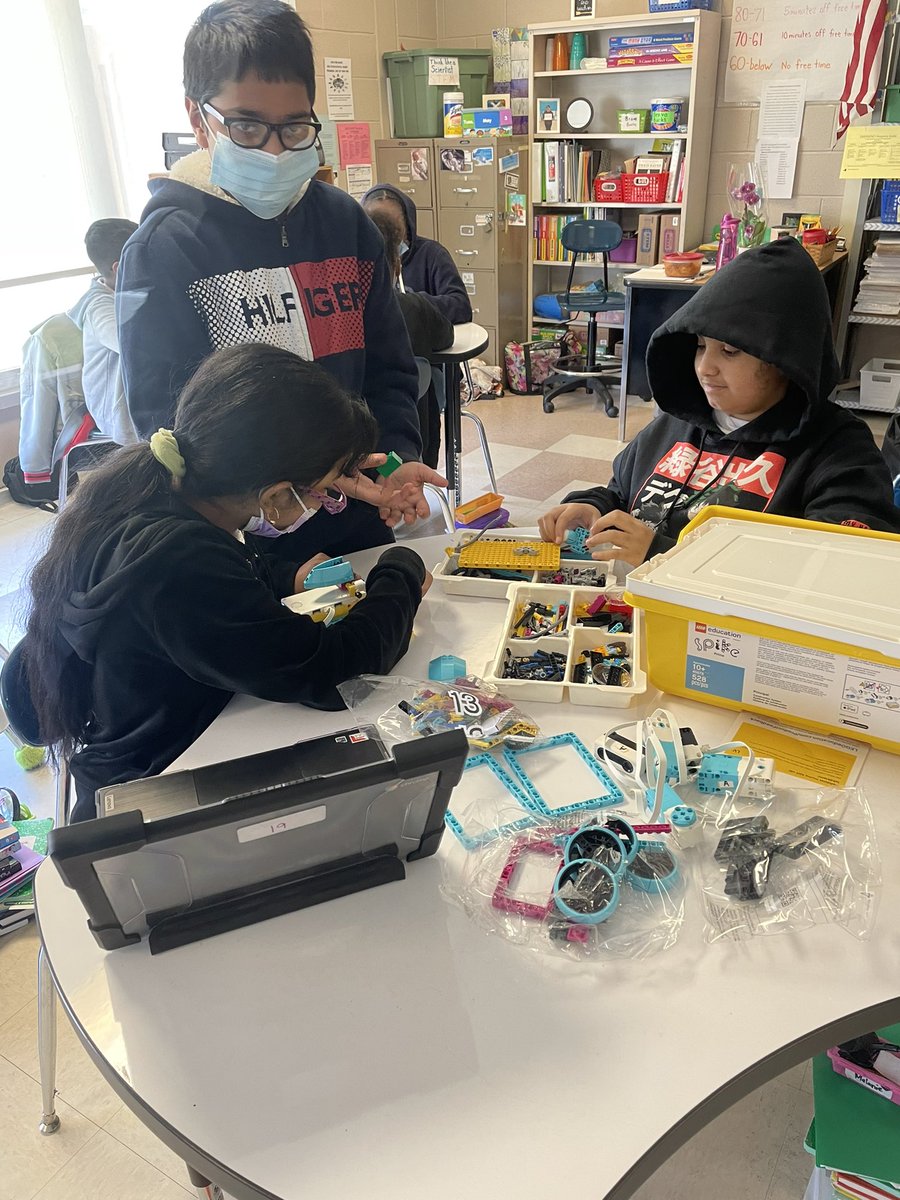 WeaverMichelle4's tweet photo. Fifth grade future engineers! #STEAM #SchenectadyRising @KMunrett @Mrs_Barber8 @ap_bate https://t.co/XeXw5TVo2l