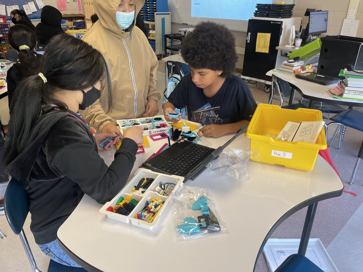 WeaverMichelle4's tweet photo. Fifth grade future engineers! #STEAM #SchenectadyRising @KMunrett @Mrs_Barber8 @ap_bate https://t.co/XeXw5TVo2l